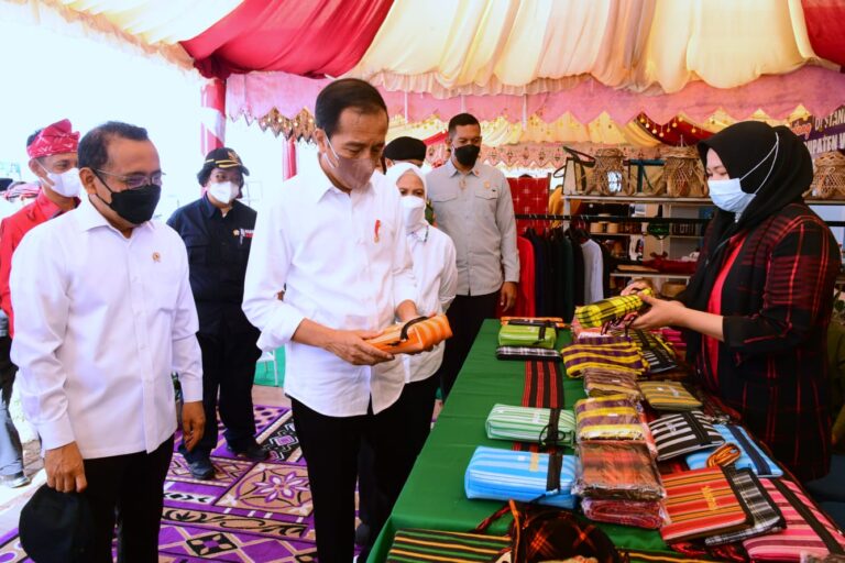 Presiden Jokowi Tinjau Pameran UMKM di Wakatobi