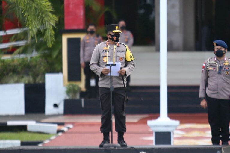 Kapolda kepri pimpin upacara opening ceremony olaraga dan perlombaan dalam rangka hari bhayangkara ke-76