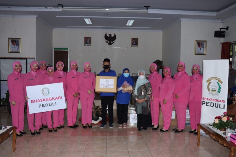 Pengurus Cabang Bhayangkari Metro Jakarta Barat Beri Bantuan Kemanusiaan Ke Panti sosial Tresna Werdha Budi Mulia