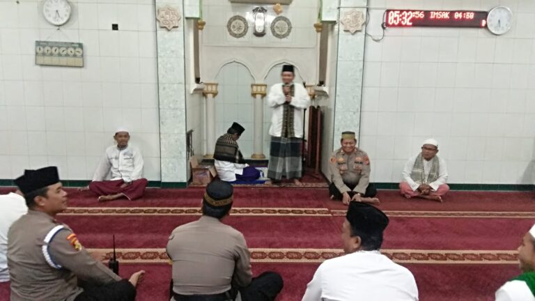 Kapolsek Kalideres Bersama Jajaran Laksanakan Sholat Subuh Berjamaah “SULING DAKMAS” di Musholla Al-Ma’mur