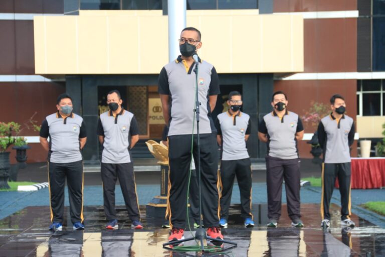 Sambut HUT Bhayangkara ke 76, Ditlantas Polda Jatim Napak Tilas dan Berbagi Sembako