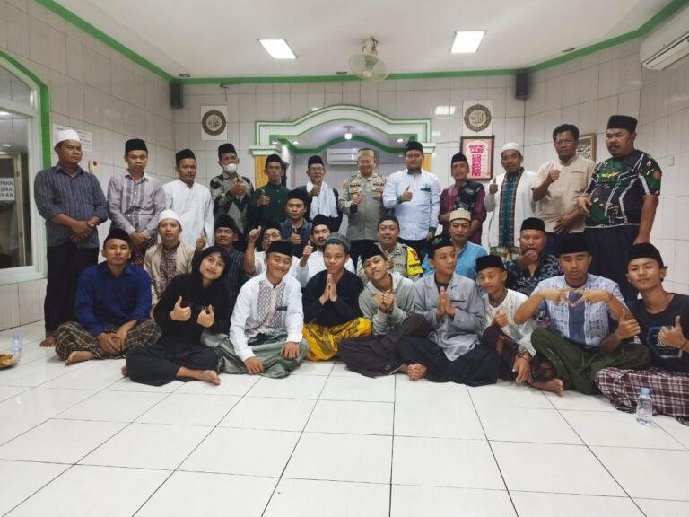 Kapolsek Kalideres Melaksanakan Sholat Subuh Berjamaah “Suling Dakmas” di Musholla Al Hidayah