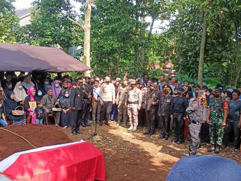 UPACARA PEMAKAMAN JENAZAH ALMARHUM BRIPKA ANUMERTA JANWAR SOBAR WIJAYA