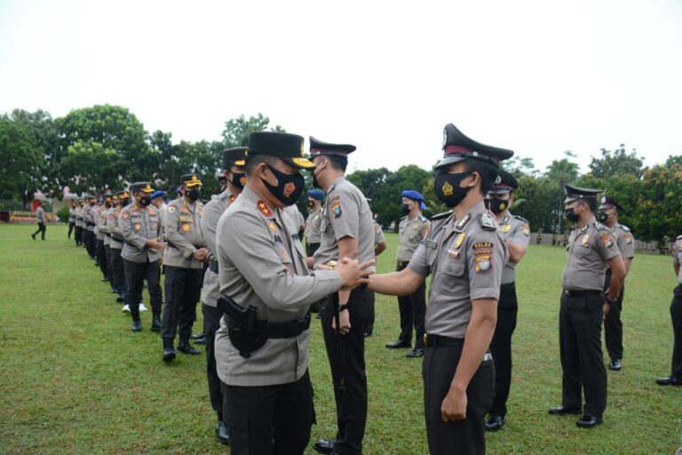 Kapolda kepri pimpin upacara kenaikan pangkat 337 Personel polda kepri dan polres jajaran periode 1 Juli 2022
