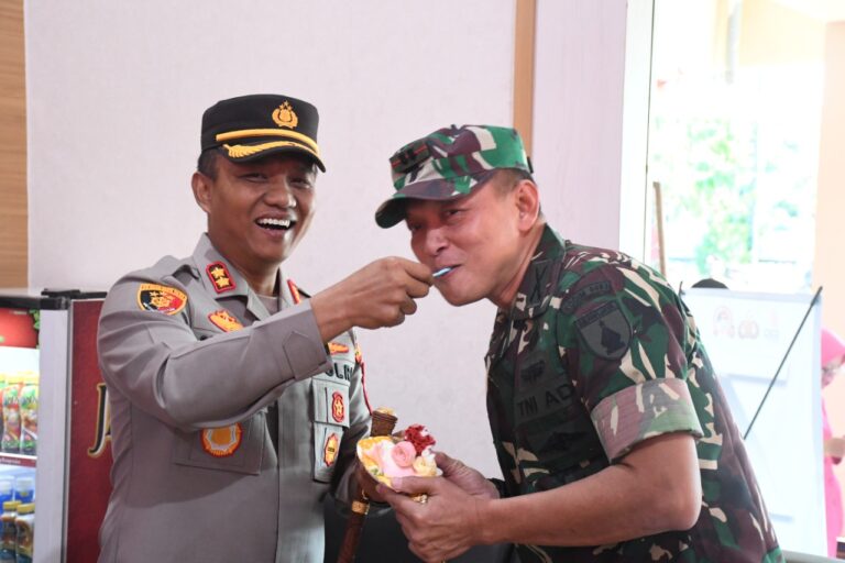 HUT Bhayangkara ke 76 Kapolres Mendapatkan Surprise dari Jajaran Satuan TNI di Kota Madiun