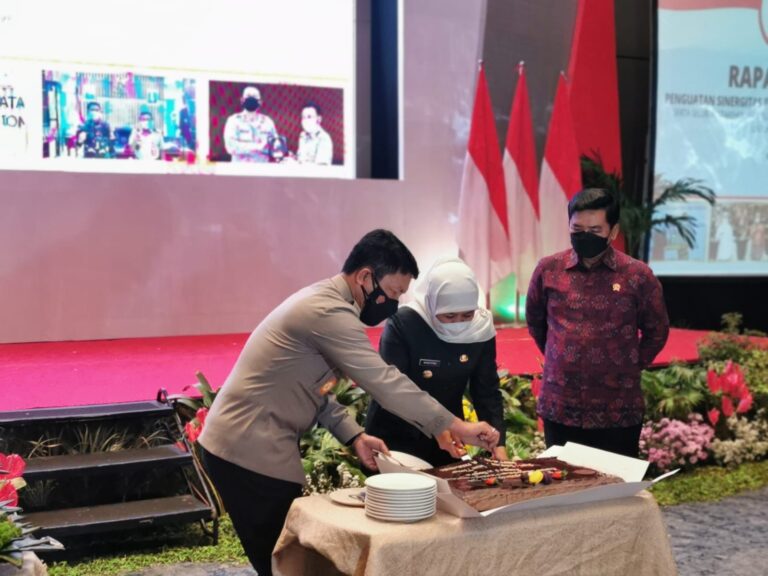 Dipenghujung Rakor GTR Agraria, Kapolda Jatim Dapat Kejutan Kue Tart dan Tumpeng HUT Bhayangkara-76 dari Gubernur Jatim