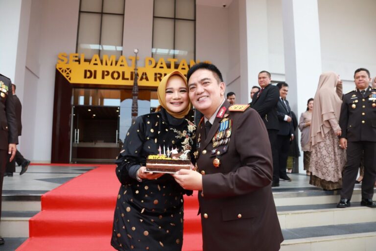 Irjen Iqbal Dapat Kejutan Kue Ulang Tahun dari Jurnalis Mitra Polda