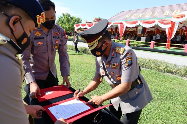 KAPOLDA KEPRI PIMPIN UPACARA PENUTUPAN PENDIDIKAN PEMBENTUKAN BINTARA POLRI GELOMBANG I TAHUN ANGGARAN 2022