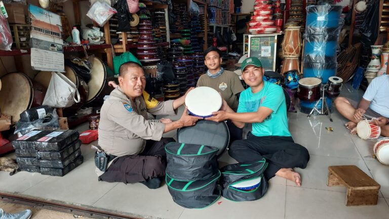 Kapolsek Kalideres Berikan Bantuan Alat Musik Religi Kepada Remaja Musholla Hikmatur Ridho