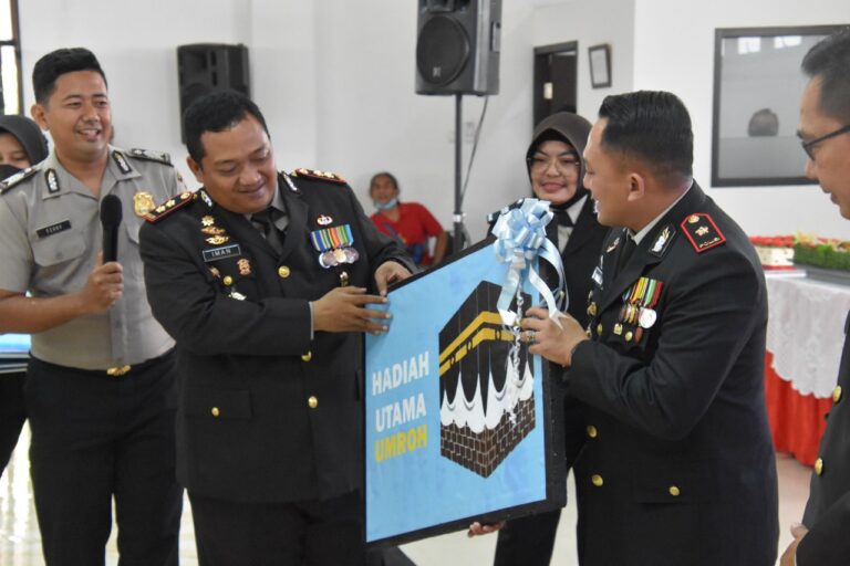 Kapolres Bogor Berikan Hadiah Umrah Kepada Lima Personilnya Yang Berdedikasi Dalam Menjalankan Tugas