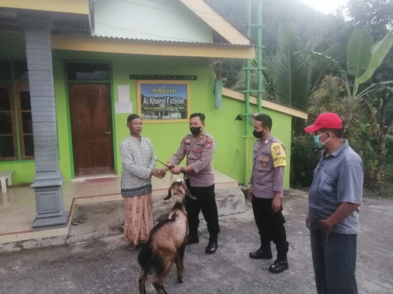 Jelang Idul Adha 1443 H, Kapolsek Jogorogo Menyerahkan Hewan Qurban Kepada Takmir Masjid Al Khoirul Fatikhin