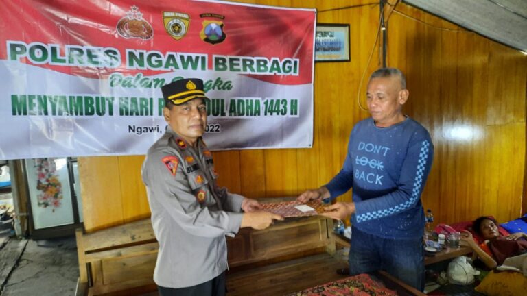 Menjelang Idul Adha 1443, Kapolres Ngawi Bersama PJU Berbagi Kepada Anggota dan Yatim Piatu