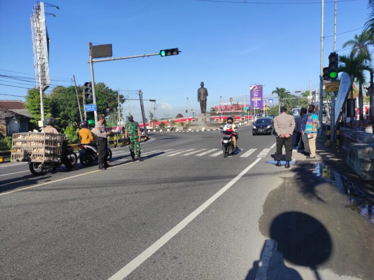 Cegah Penyebaran PMK, Polres Blitar Kota Lakukan Penyekatan di Perbatasan