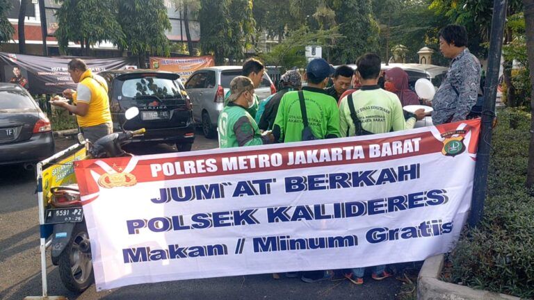 Jum’at Berkah, Kapolsek Kalideres Berbagi 200 Porsi Nasi Uduk Siap Saji Kepada Warga