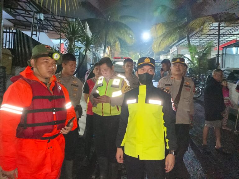 Polres Bogor Evakuasi Banjir di Perumahan Mutiara Hijau Dan Wartawangsa