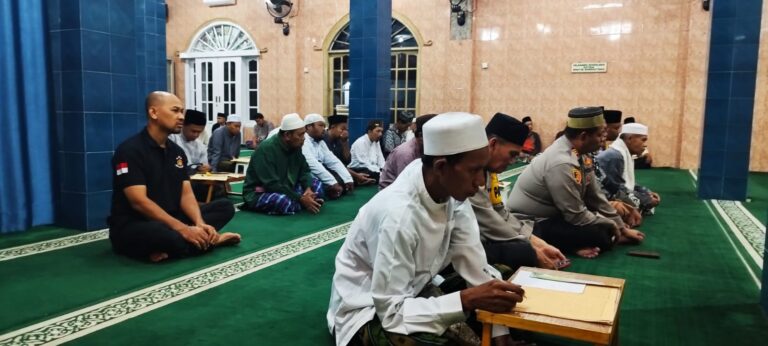 Kapolsek Kalideres Beserta Jajaran Laksanakan Sholat Subuh Berjamaah (Suling Dakmas) di Masjid Sirojul Huda