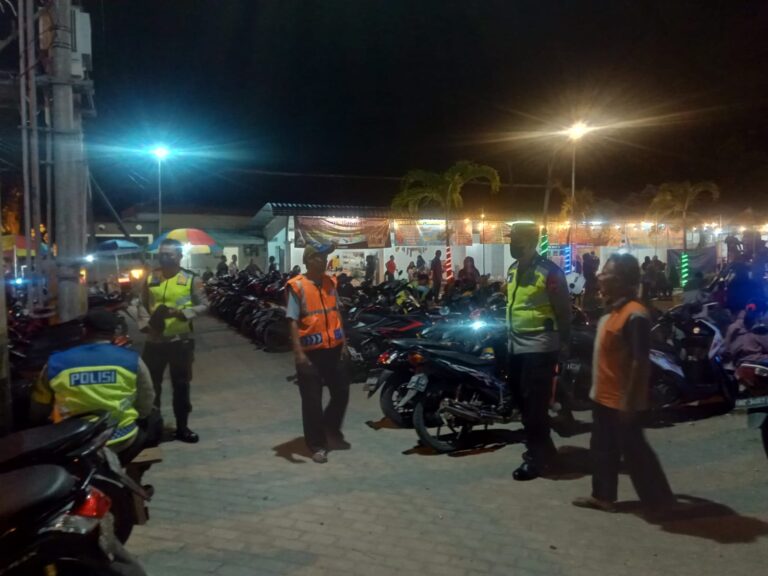 Polsek Karangjati Hadir Dan Pastikan Giat Masyarakat Malam Minggu di Taman Sekarjati Aman