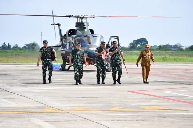 Gunakan Helikopter Bell 412, Kasad Pantau Potensi Rawan Karhutla di Jambi