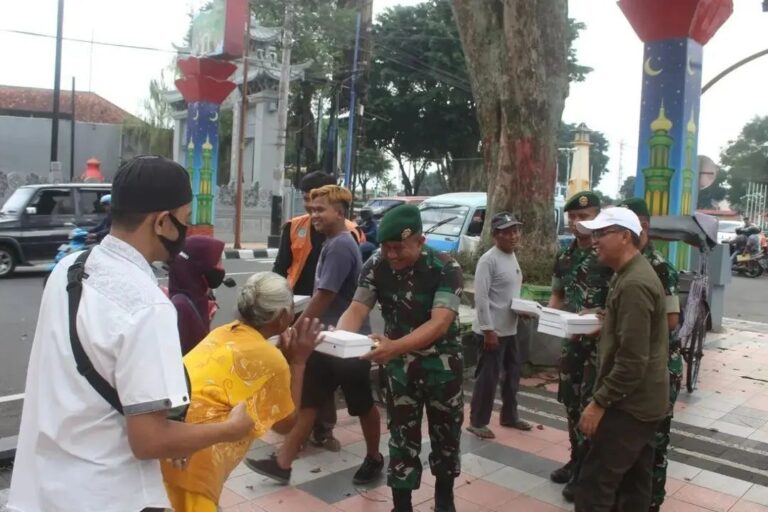 Wujudkan Kepedulian Terhadap Sesama, Yonarmed 11 Kostrad Bagikan Nasi Kotak