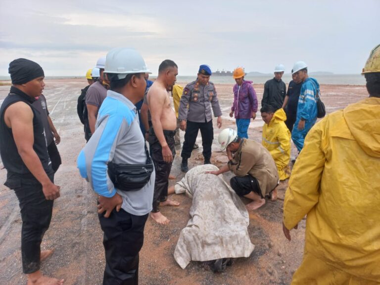 Satpolairud Polres Karimun Evakuasi Terhadap Korban Dugaan Jatuhnya 2 Orang Karyawan PT. MOS