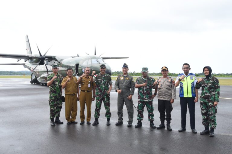 Danlanud RHF Test Landing Pesawat CN-295 TNI AU di Bandara Dabo Kabupaten Lingga