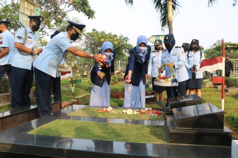 Memperingati Hari Bakti TNI AU Ke-75, Pangkoopsud I Pimpin Ziarah dan Tabur Bunga di TPU Karet Bivak