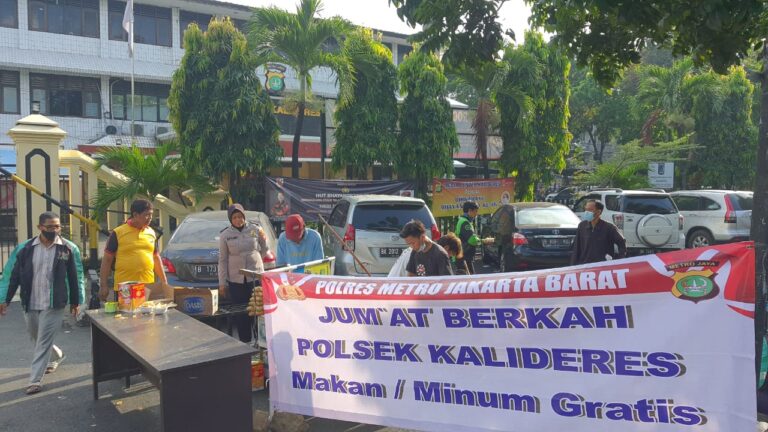 Jum’at Berkah, Kapolsek Kalideres AKP Syafri Wasdar Berbagi 200 Porsi Ketupat Sayur Kepada Warga