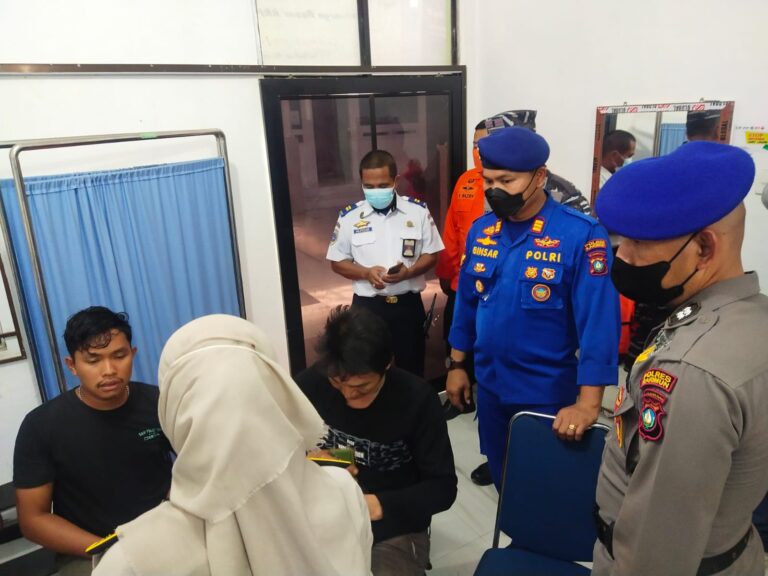 Satpolairud Polres Karimun SAR Evakuasi 4 Abk KM. Patria Meranti