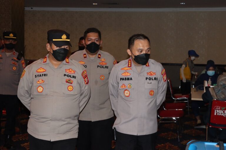 Kapolres Metro Jakarta Barat Tinjau Gerai Vaksinasi Booster Merdeka Polsek Kalideres