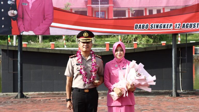 Penyambutan Kapolres Lingga Baru Oleh Personil Polres Lingga