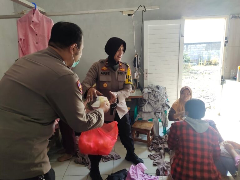 Dalam Rangka HUT Polwan ke 74 Polsek Kemang Bagikan Sarapan Pagi