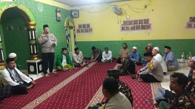 Polsek Kalideres Gencarkan Safari Sholat Subuh Berjamaah (SULING DAKMAS) di Musholla Al Mukhlisin Kelurahan Tegal Alur, Kalideres
