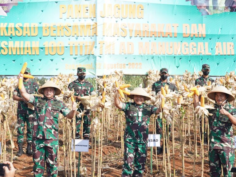 Panen Jagung Kasad Didampingi Pangkostrad Bersama Masyarakat Ciemas dan Peresmian 100 Titik TNI AD Manunggal Air