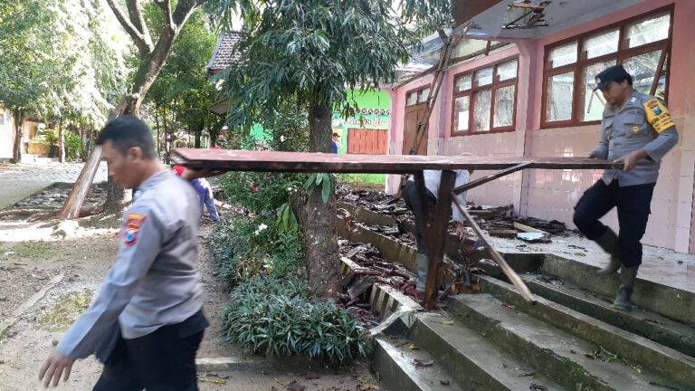 Kompak, Polisi Bersama Warga Bersihkan Puing Atap Sekolah yang Ambruk
