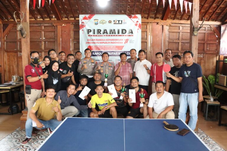 HUT RI Ke-77, Polres Blitar Kota Gelar Piramida Dengan Lomba Tenis Meja Bersama Wartawan