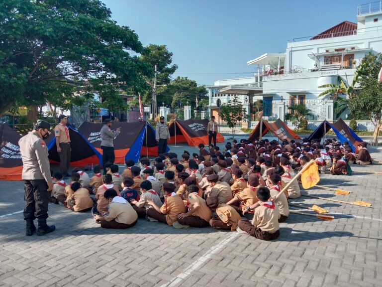 Kanit Binmas Berikan Motivasi Pelajar Dalam Pembentukan Karakter dan Menyiapkan Generasi Emas Untuk Siap Bersaing