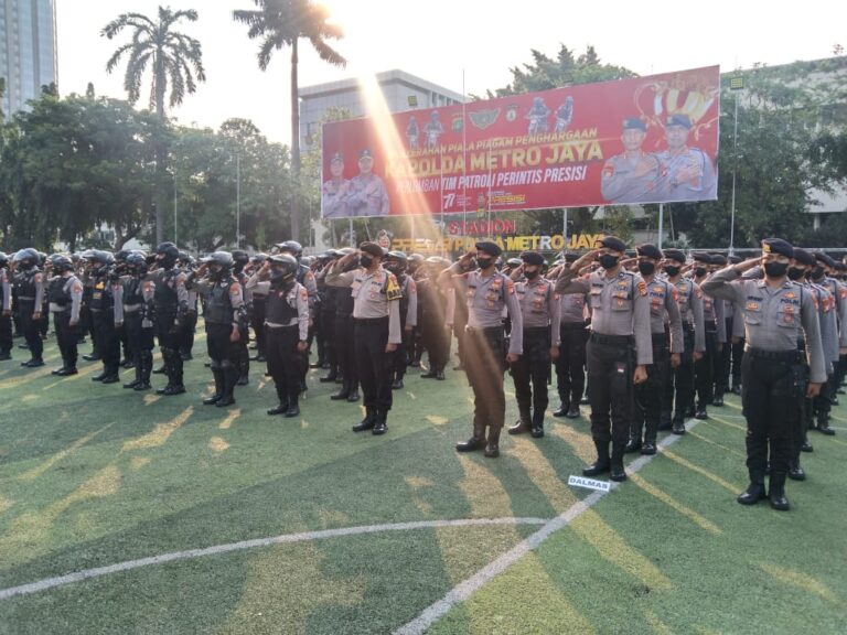 Kapolda Metro Jaya serahkan Piala dan Piagam Penhargaan kepada pemenang perlombaan Tim Patroli Perintis Presisi se jajaran PMJ