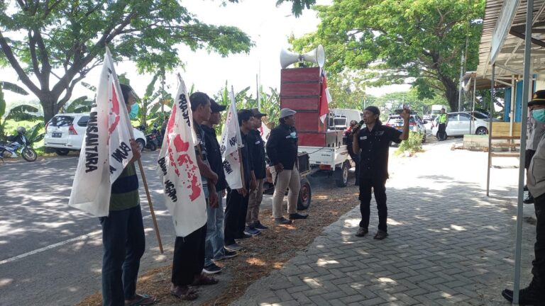 Melayani Unjuk Rasa Secara Humanis, Polres Ngawi Gelar Pengamanan Di Kantor PA dan Kantor Hukum HSA