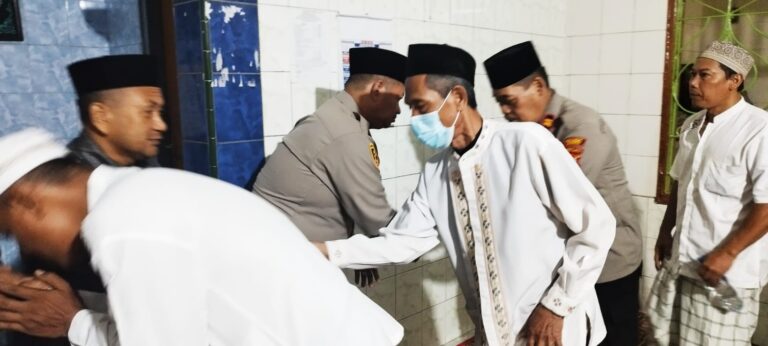 Kapolsek Kalideres Beserta Jajaran Gencarkan Giat Safari Subuh Keliling Serta Himbau Pesan Kamtibmas di Mushola Nurul Hikmah
