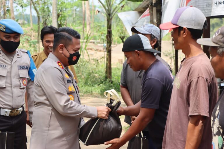Wujudkan Kondusifitas, Kapolres Blitar Kota Patroli Sambangi Masyarakat Gandekan Wonodadi