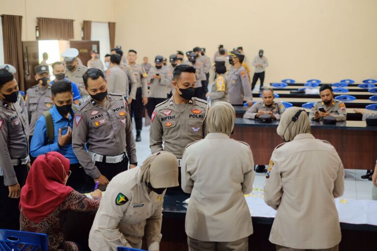 Cegah Penyalahgunaan Narkoba di Lingkup Polri, Kapolres Blitar Kota Gelar Tes Urine Dadakan