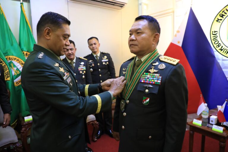 Panglima Angkatan Darat Filipina Anugerahi Kasad Tanda Kehormatan “Combat Kagitingan Badge” level tertinggi