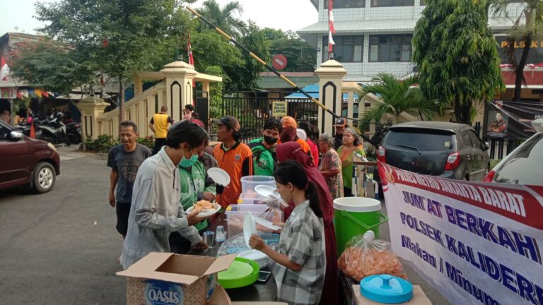 Jum’at Berkah, Kapolsek Kalideres AKP Syafri Wasdar Berbagi 200 Porsi Nasi Kuning Kepada Warga