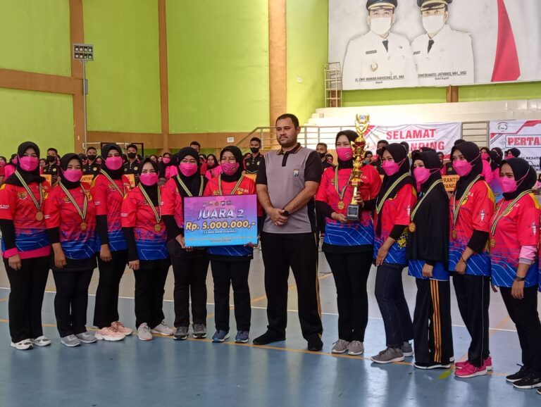 Wakapolres Ngawi Tutup Pertandingan Bola Volly Dalam Rangka HUT Polwan Ke-74 Dan HKGB Ke-70