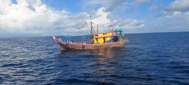 Dua Kapal Ikan Asing Pelaku IUU Fishing Berhasil Diamankan BAKAMLA dan KKP RI