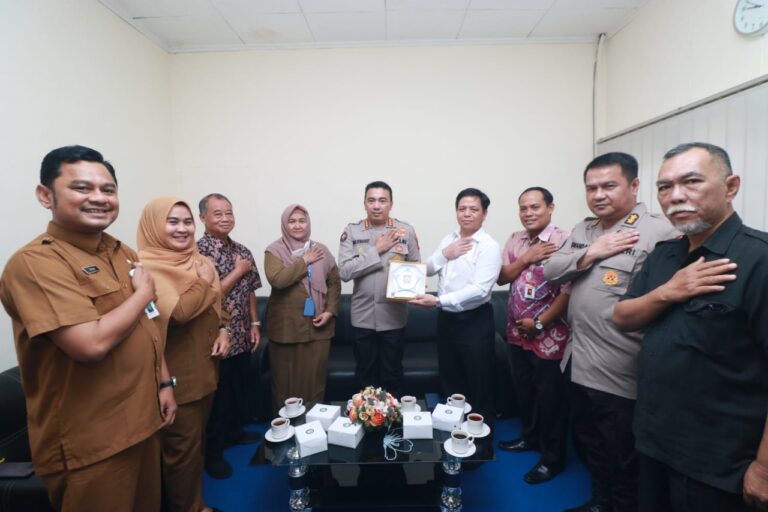 KABID HUMAS POLDA KEPRI SILATURAHMI KE KANTOR KOMISI INFORMASI PUBLIK PROVINSI KEPRI