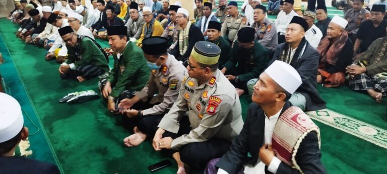 Dirbinmas Polda Metro Jaya Ajak Warga Sholat Subuh Keliling Ke Masjid Khoirul Huda Kalideres
