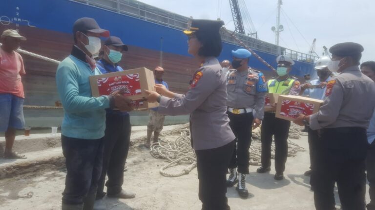 Polsek Sunda Kelapa Salurkan Bansos Sembako Kepada Ojek Pangkalan, Buruh dan Sopir Truck
