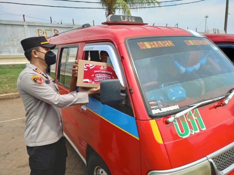 Polri Peduli, Polsek Muara Baru Bagikan Paket Sembako Sebanyak 50 Paket