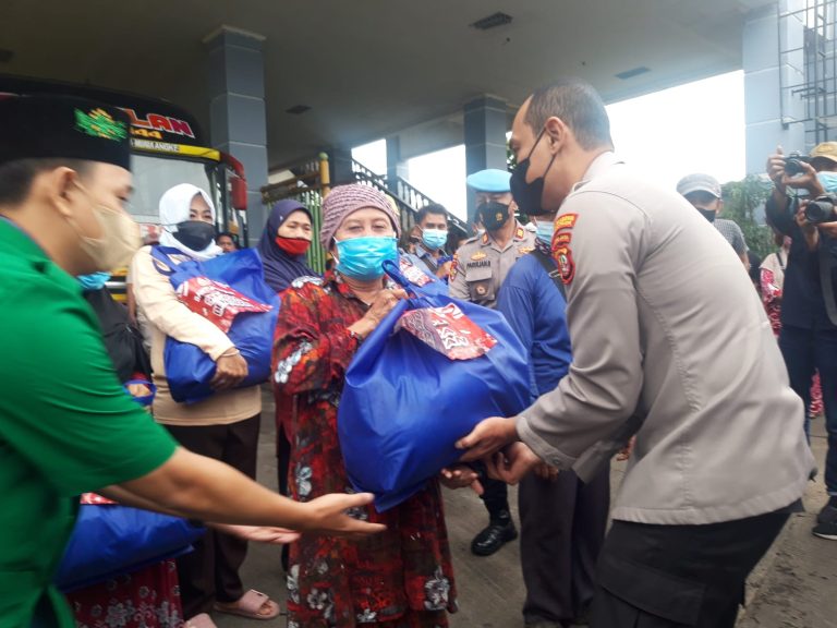Polres Pelabuhan Tanjung Priok Bersama Pemuda GP Ansor Berikan 100 Paket Sembako Kepada Masyarakat di Muara Angke